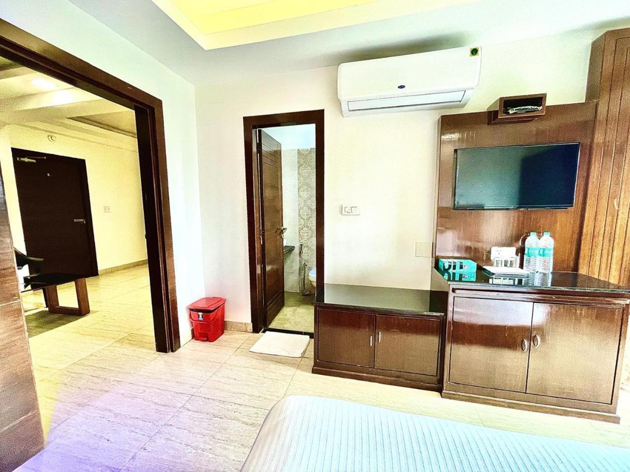 Gr Palace, In Front Of Sea-Beach With Breakfast, Swimming-Pool, Fully Air-Conditioned, Hotel With Parking Availability Puri Esterno foto