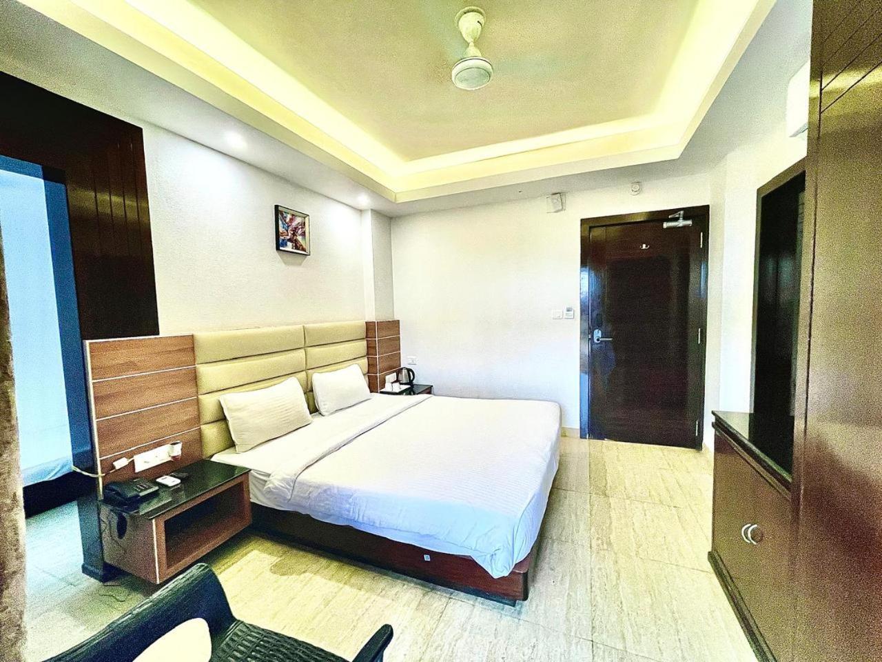 Gr Palace, In Front Of Sea-Beach With Breakfast, Swimming-Pool, Fully Air-Conditioned, Hotel With Parking Availability Puri Esterno foto