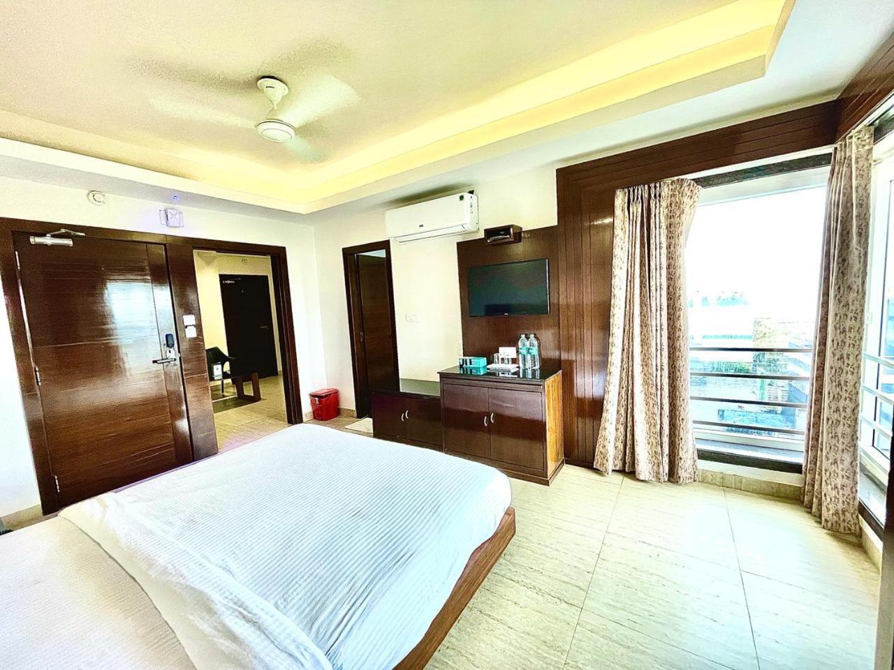 Gr Palace, In Front Of Sea-Beach With Breakfast, Swimming-Pool, Fully Air-Conditioned, Hotel With Parking Availability Puri Esterno foto