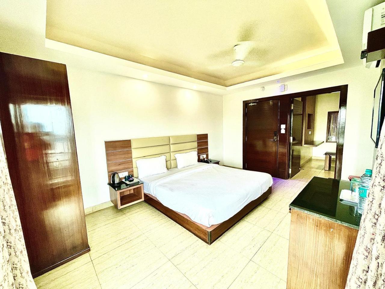 Gr Palace, In Front Of Sea-Beach With Breakfast, Swimming-Pool, Fully Air-Conditioned, Hotel With Parking Availability Puri Esterno foto