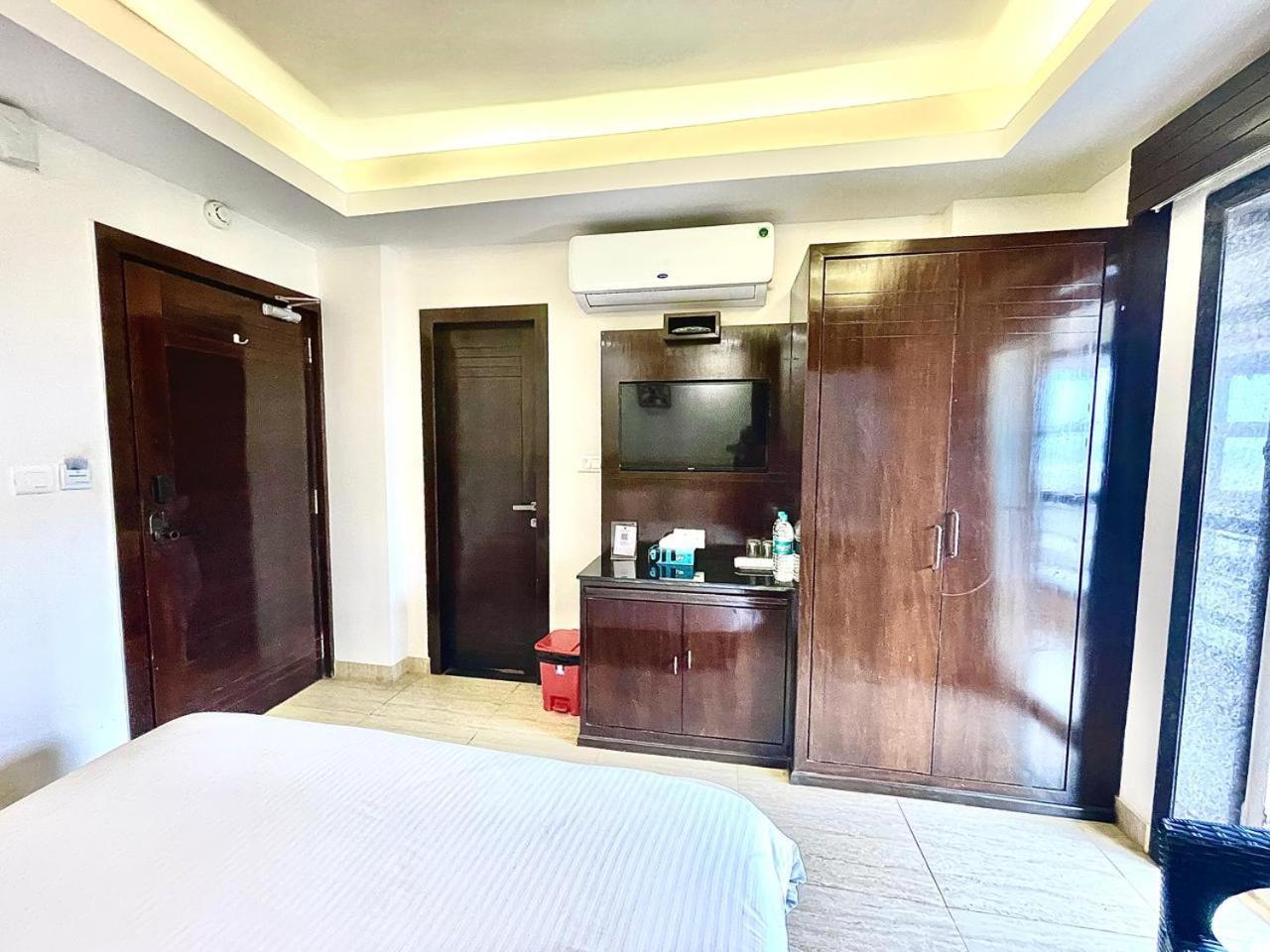 Gr Palace, In Front Of Sea-Beach With Breakfast, Swimming-Pool, Fully Air-Conditioned, Hotel With Parking Availability Puri Esterno foto