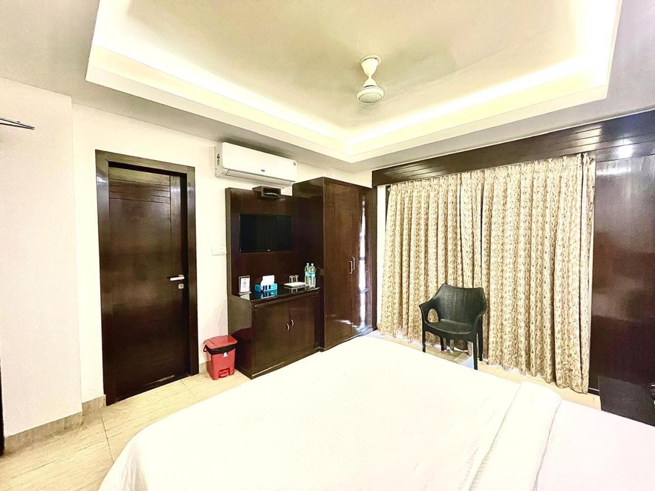 Gr Palace, In Front Of Sea-Beach With Breakfast, Swimming-Pool, Fully Air-Conditioned, Hotel With Parking Availability Puri Esterno foto