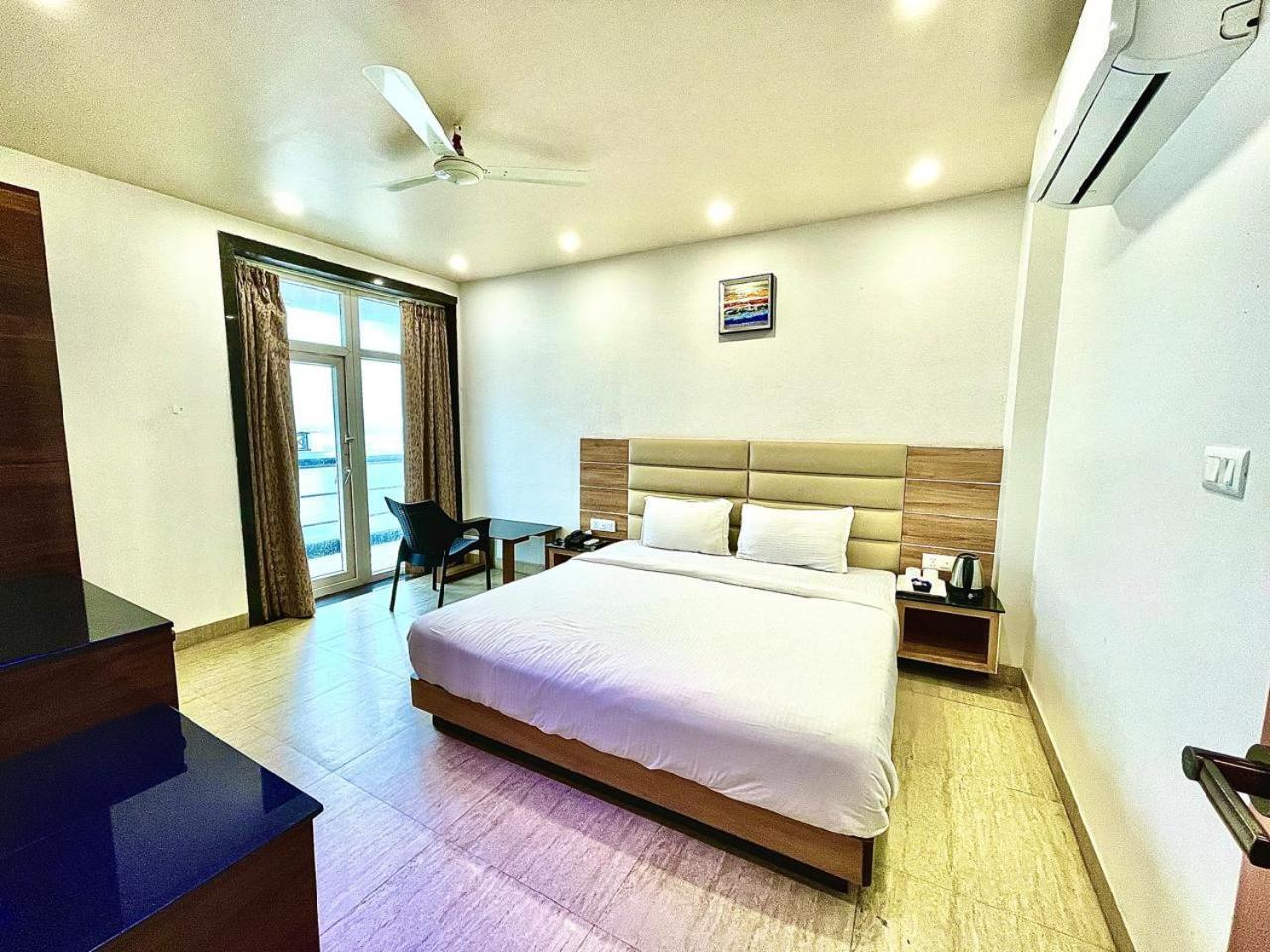 Gr Palace, In Front Of Sea-Beach With Breakfast, Swimming-Pool, Fully Air-Conditioned, Hotel With Parking Availability Puri Esterno foto